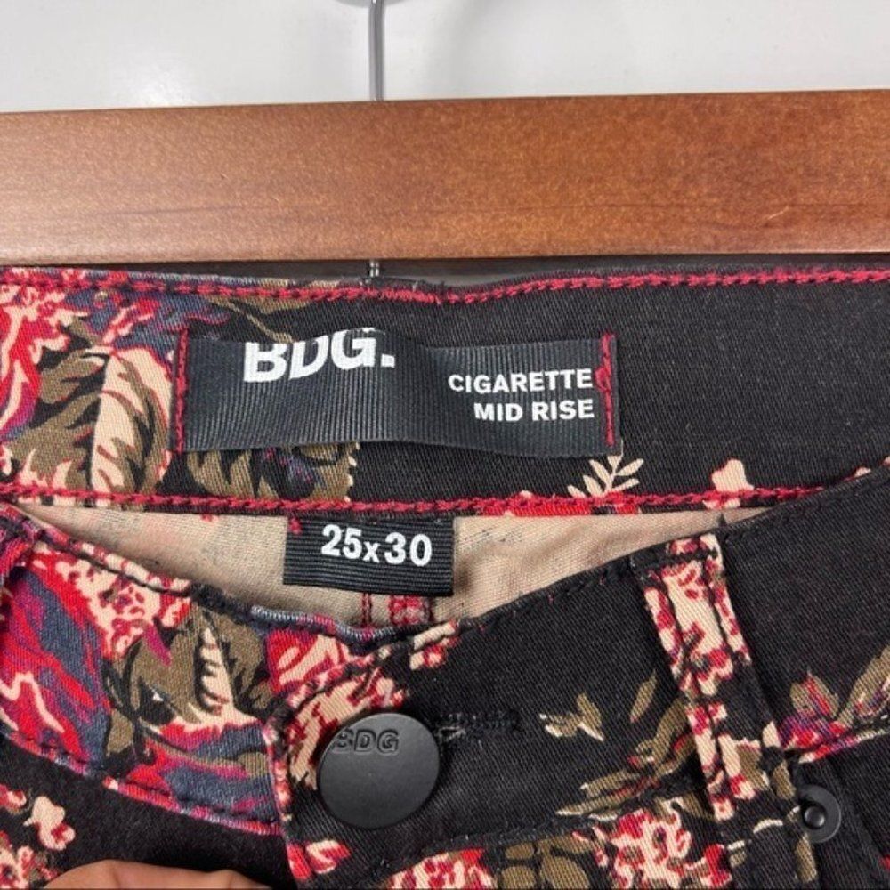 BDG Urban Outfitters Women’s Cigarette Mid-Rise Jeans Black Floral Size 25 NWT - Picture 5 of 9